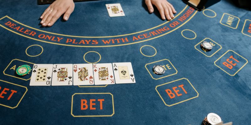 Baccarat: Hướng Dẫn Chi Tiết Cách Chơi & Các Loại Cược